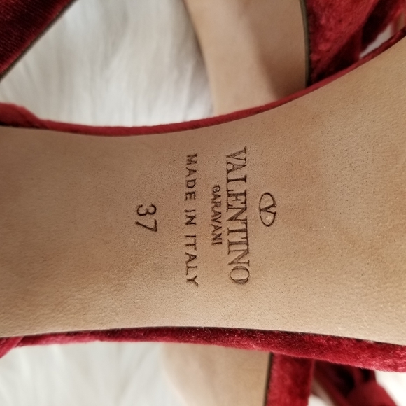 New Valentino Garavani Red Velvet Sandals - Picture 6 of 9